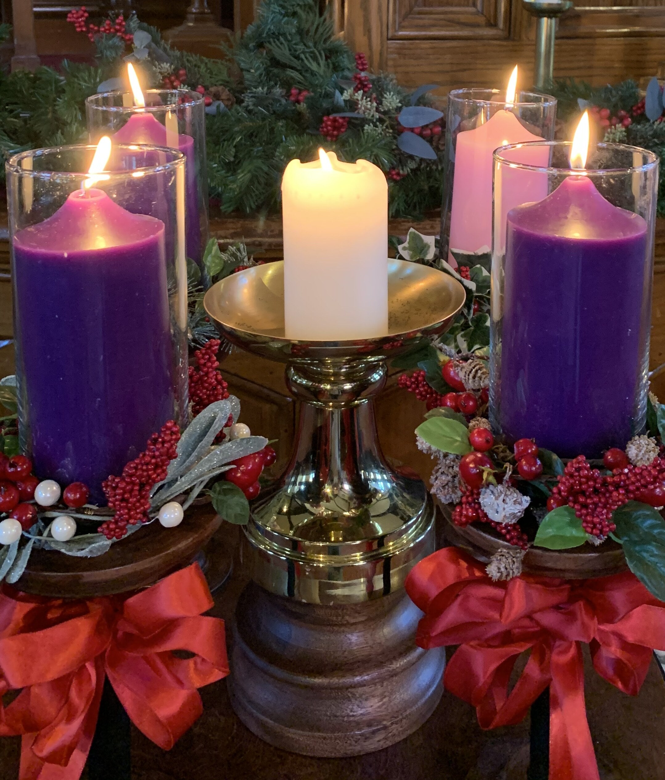 advent iv closeup 5 advent candles, 3 purple, 1 pink, and 1 white